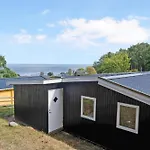 Semesterbostad Beautifully Situated Summer House With Sea View