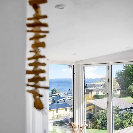 Beautifully Situated Summer House With Sea View アリンエ