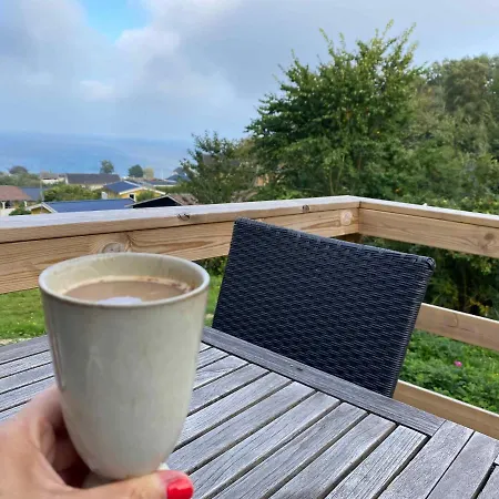 Beautifully Situated Summer House With Sea View 別荘