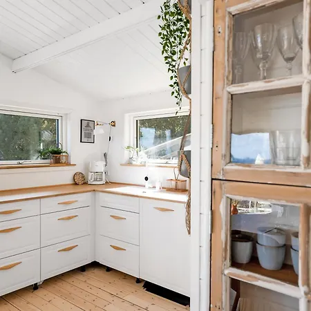 Beautifully Situated Summer House With Sea View Nyaraló Allinge-Sandvig
